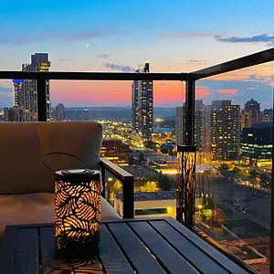  Apartment Luxury Downtown Sunset Getaway: Urban Oasis With Kitchen & Gym Canada